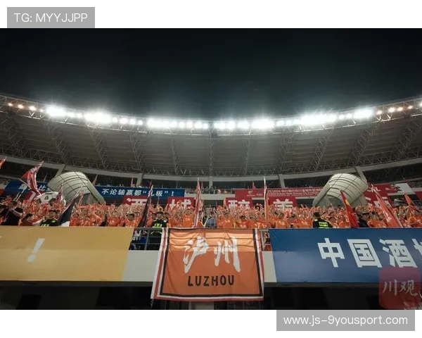 球迷狂热:疯狂应援让比赛高潮不断,球迷欢呼视频 球迷狂热:疯狂应援让比赛高潮不断,球迷欢呼视频