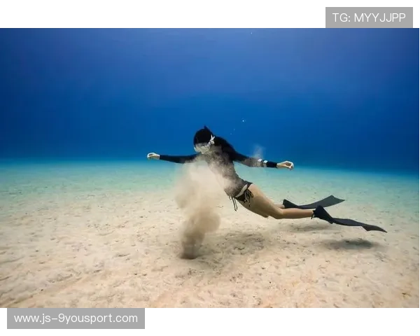 自由式潜水表演，探索海底奇妙世界，自由潜水的魅力